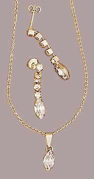 Conjunto de brinco, pingente com pedras de strass e corrente